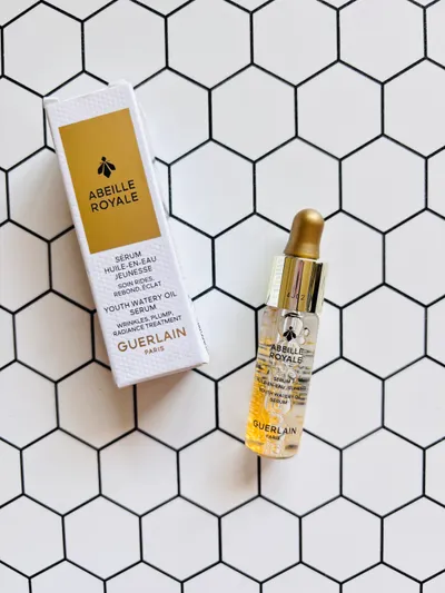 熬夜救星！嬌蘭小金瓶13周年升級，滴滴修護肌膚透亮滿電✨