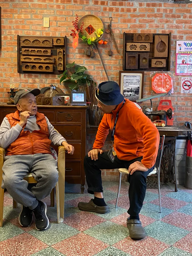Mr潘和黃春富伯伯聊的很起勁