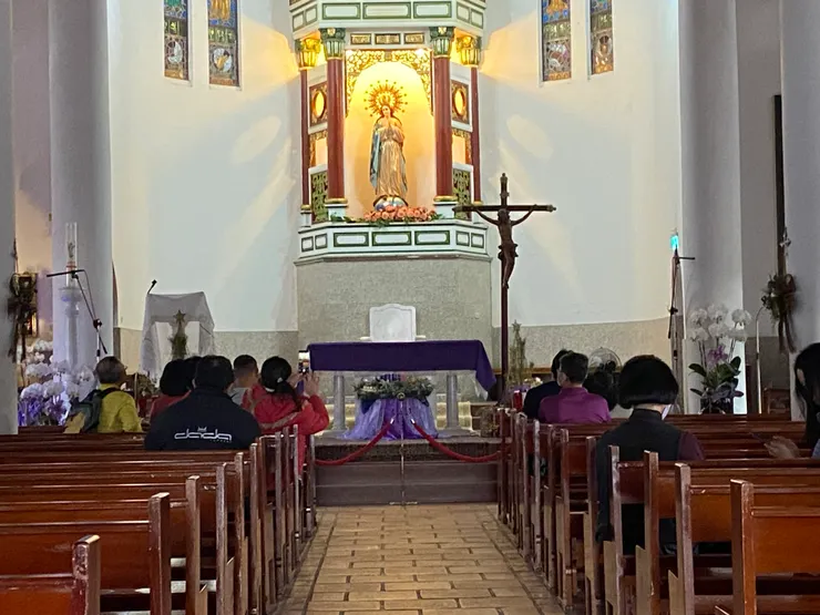 莊嚴的教堂內部,聖母很美