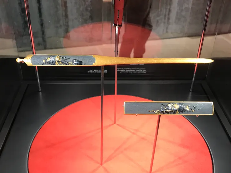 以前有些武士刀附有一把輕巧的小刀,然後轉世成了髮簪。這個展品放大點看便會看到珍貴的「魚子地」!