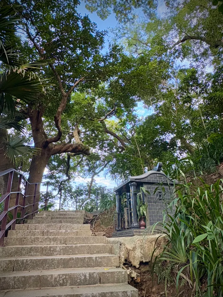 路上有座可愛土地公廟