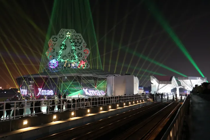 有擺禮物的聖誕樹，及輕軌橋樑