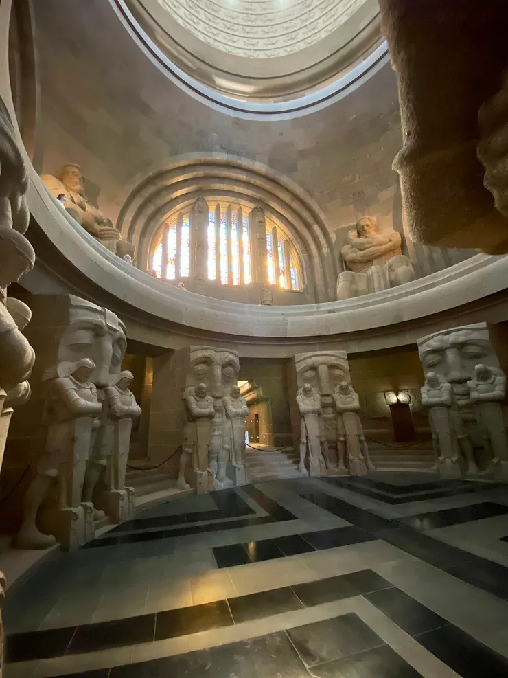 從內部可以看到守衛的武士與死亡面具