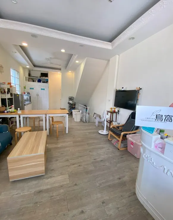 鳥窩民宿 很不ok 招牌找不到房間很小共用衛浴