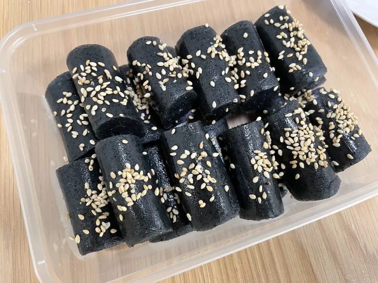 舖滿白芝麻的「菲林卷」，清香濃香，一卷即有。（作者拍攝）