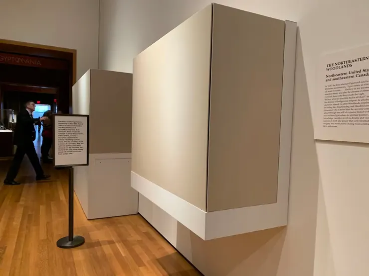 克利夫蘭藝術博物館已將部分展示美國原住民的藝術品遮擋起來，並附上解釋這個情形的說明牌，圖片來源：Steven Litt, cleveland. com