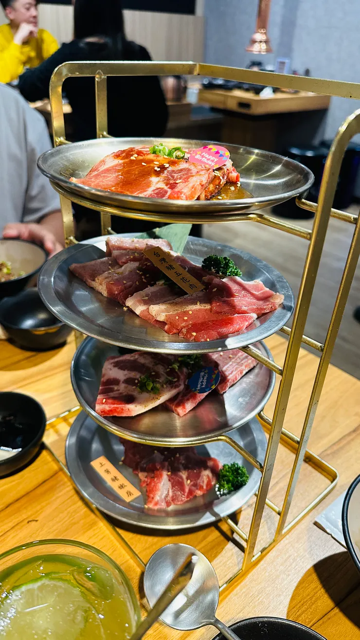 貼心的幫我們把肉盤堆疊起來省空間