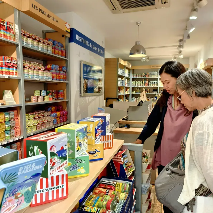 【老城區建築典雅商號應有盡有，侄女品味高帶訪店家俱為上選！各種罐頭食品。】