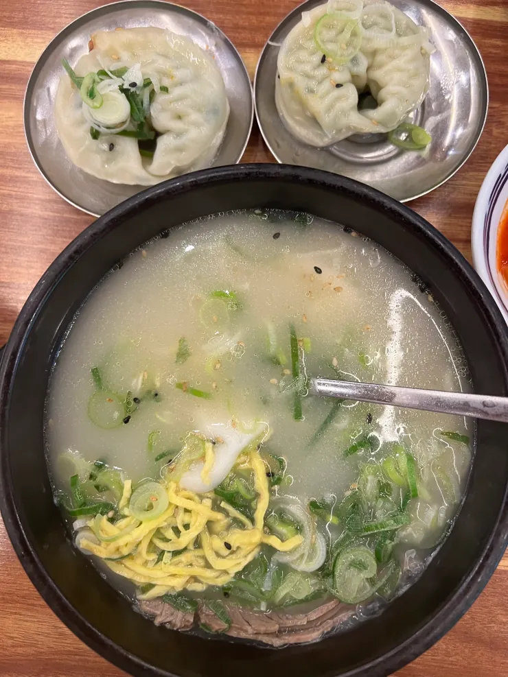 年糕餃子湯裡有兩顆餃子，大小超驚人！