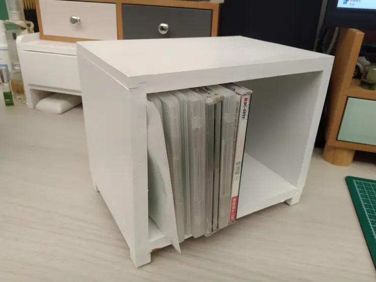 另外一個木製CD架也一併刷成白色的,看起來也清爽多了!