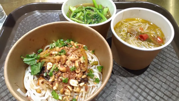 在南寧街角，端起一碗柳州螺獅粉，酸辣鮮臭交織。那時它還沒爆紅，卻早已征服在地人的味蕾。