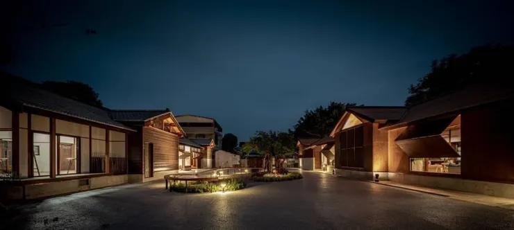 嘉義舊監宿舍群改建成實驗木場，在嘉義市的夜晚緩緩發光。