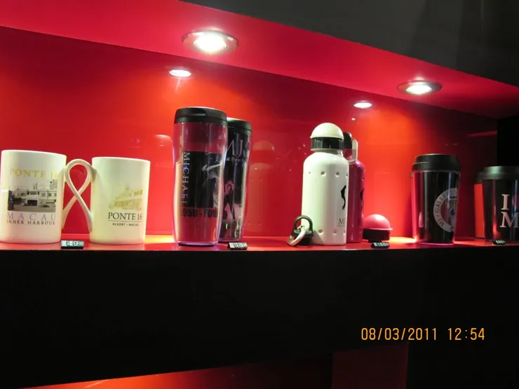 另一邊有咖啡壺、熱飲杯。我也買了右二那個,但是藍色的,買回來一次也沒用過。