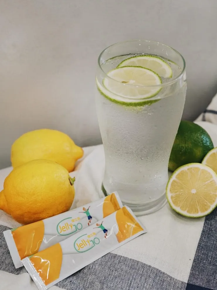 清爽的檸檬水和適合夏季的營養食品，受兒童喜愛的長高果凍，單包裝食用方便，放在冰箱中再拿出來食用，冰冰涼涼的還可以降暑氣。