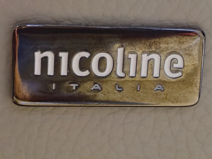 低調的銘牌，藏在左邊椅座下方