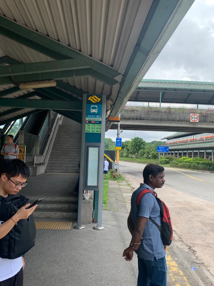 Kranji站對面的巴士站，這站台才是去柔佛的車。