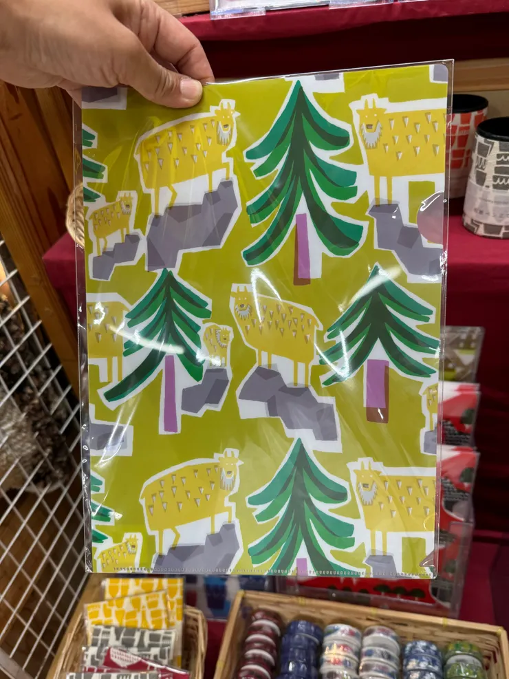 買了山羊的文件夾並不會就跟山羊一樣能走。拍照就好。