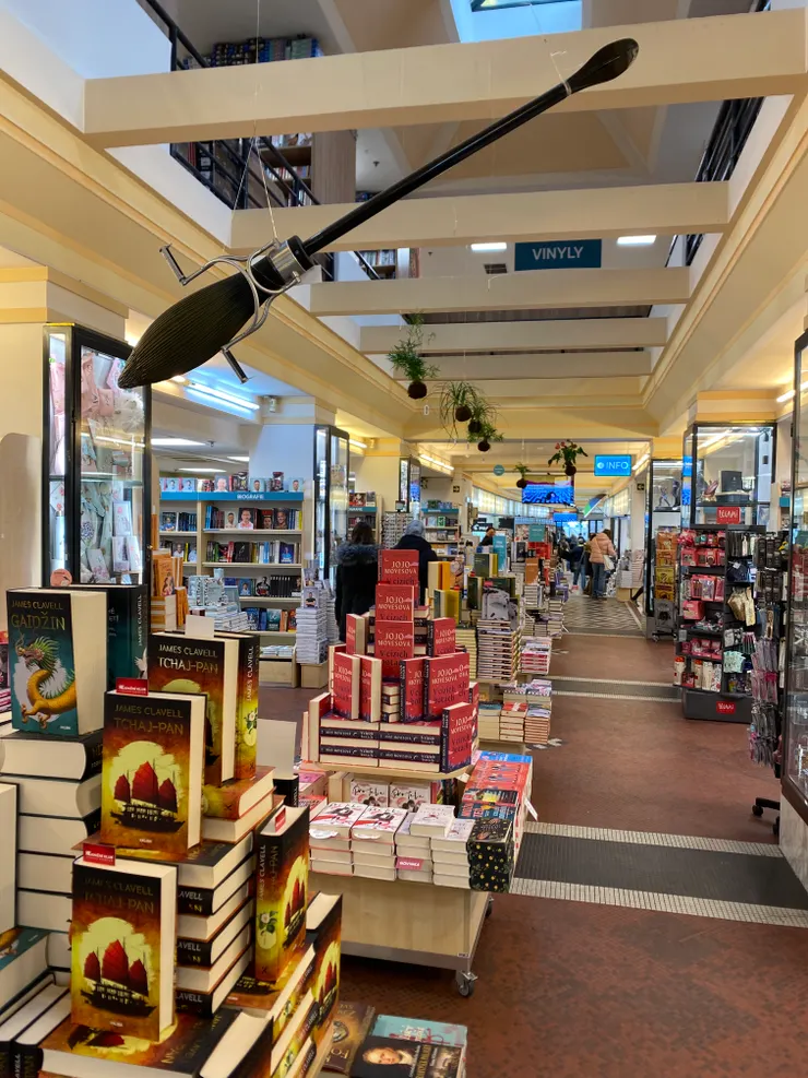 ▲這間Luxor書店室內空間很深，有著非常多捷克文的書，上2樓還另有展書，連架上的文具和紀念品都感覺非常有新意和精緻！是個光用眼睛遊獵，也能有所斬獲的書店。