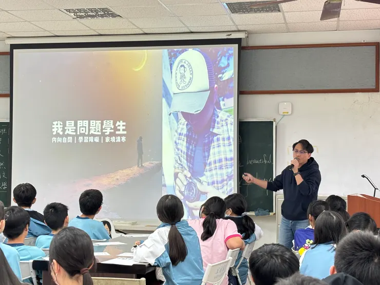 父親長年嗜賭，賭債如同黑洞，徹底壓垮家中的經濟。或許是因為自卑，在師長與同學眼中，我是一個活在自己寂靜圈圈裡的「怪咖」。