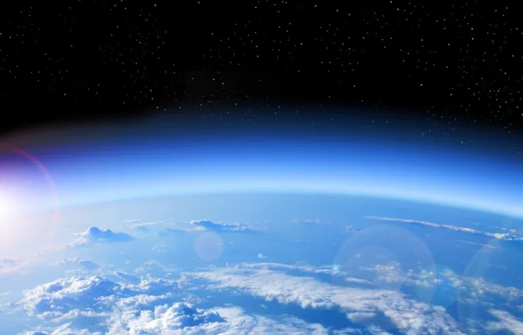 貼近地球表面的地方（圓弧），有一層很薄的淡藍色的東西，那大致就是大氣層的厚度。大氣層雖有幾百公里厚，但和巨大的地球相比是極狹小的範圍