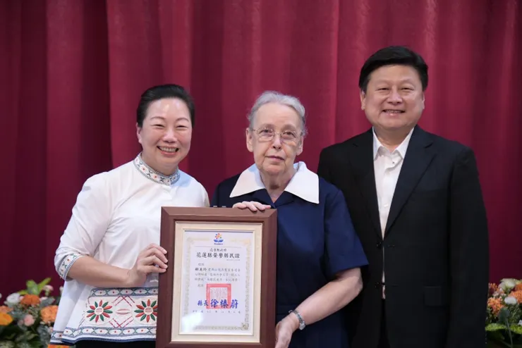 花蓮縣長徐榛蔚及立委傅崐萁頒發顧教士榮譽縣民證