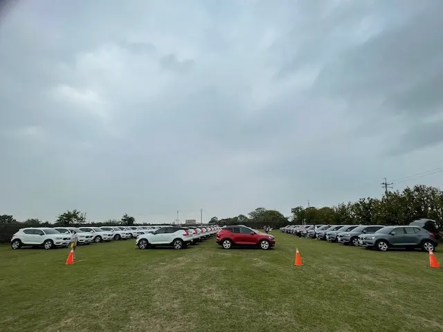 新車交車區都很少見那麼多XC40