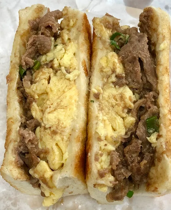 港仔沙嗲牛三文治。（富特士多早餐店）
