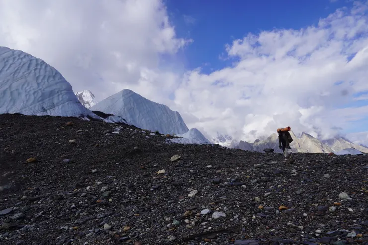 冰磧石大小、形狀不一，而且有多種不同漂亮色彩。