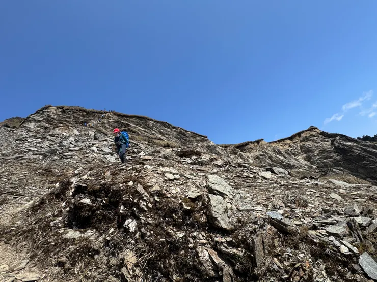 隊友正在小心通過崩壁之後的破碎地形。
