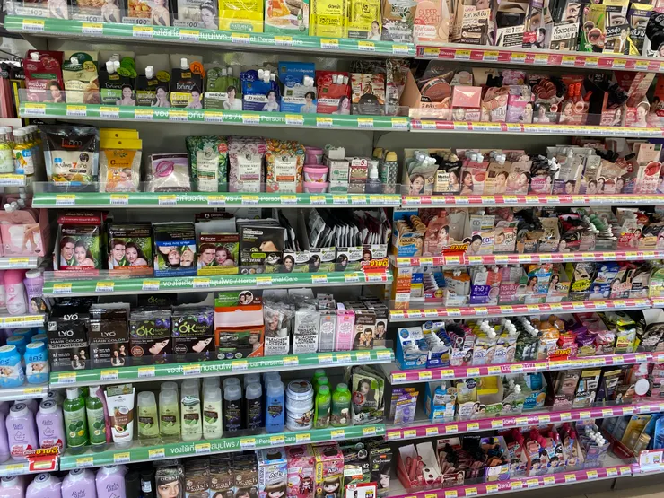 泰國的保養品也是相當出名，就連便利商店的貨架都如此豐富