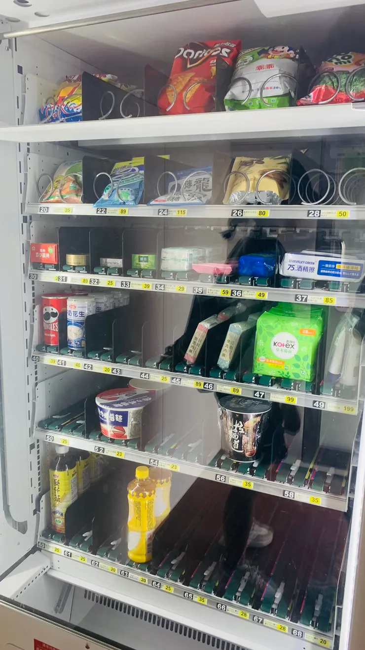 改成販賣機形式後,還是能從中買到不少生活必需品。