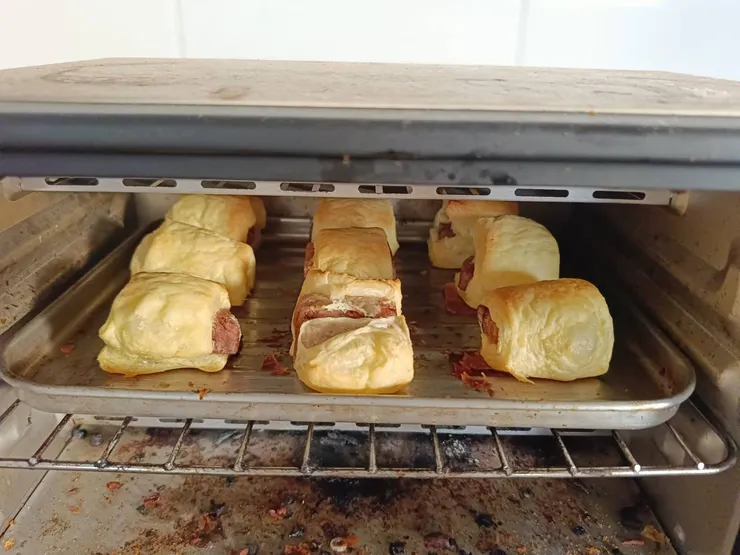 間隔排開在烤盤上烘烤,酥皮跟年糕都會膨脹起來唷!