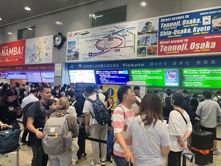 關西機場的JR兌換機台（右）