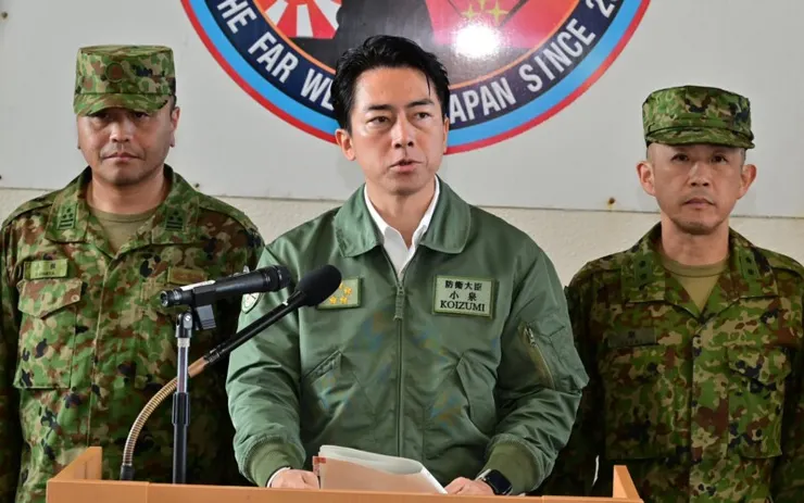 日本防衛大臣小泉進次郎11月22日至23日到訪宮古島、石垣島、與那國島的軍事基地進行訪問。圖片來源：@ModJapan_jp/X