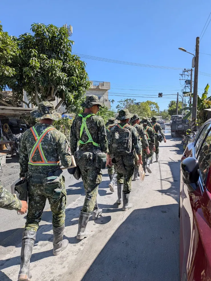 投入救災的國軍男兒