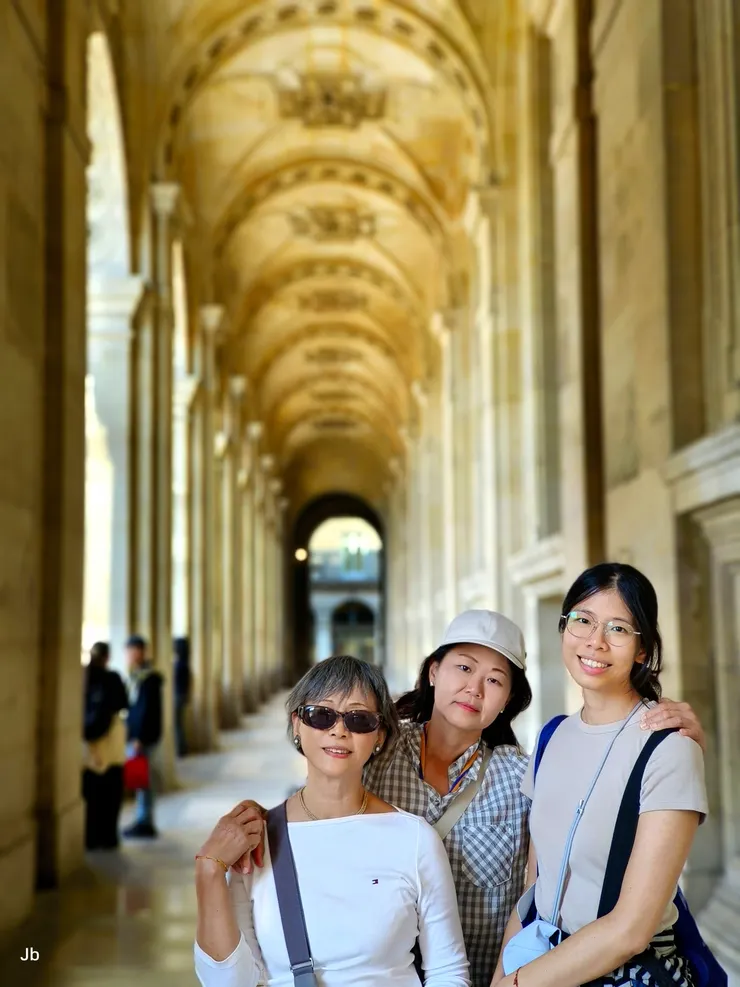 【羅浮宮建築群之一的拱廊，女人們合照一張。】