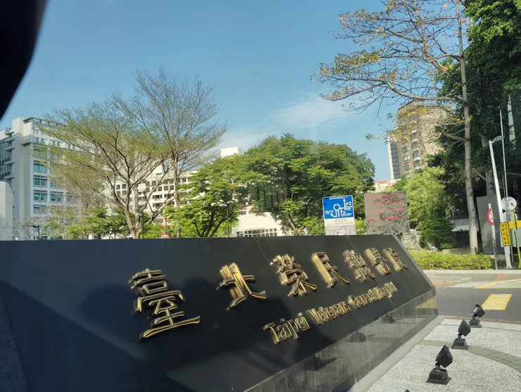 我大概是在來到這裡後才開始懂得一些關於醫學醫療,與醫病的