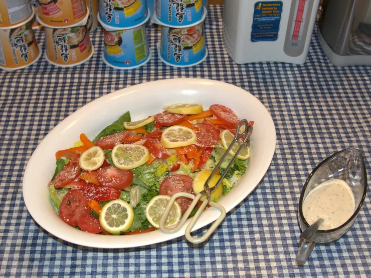 生菜沙拉後面那一排泡麵，半夜看極光隨時可以自己拿來吃