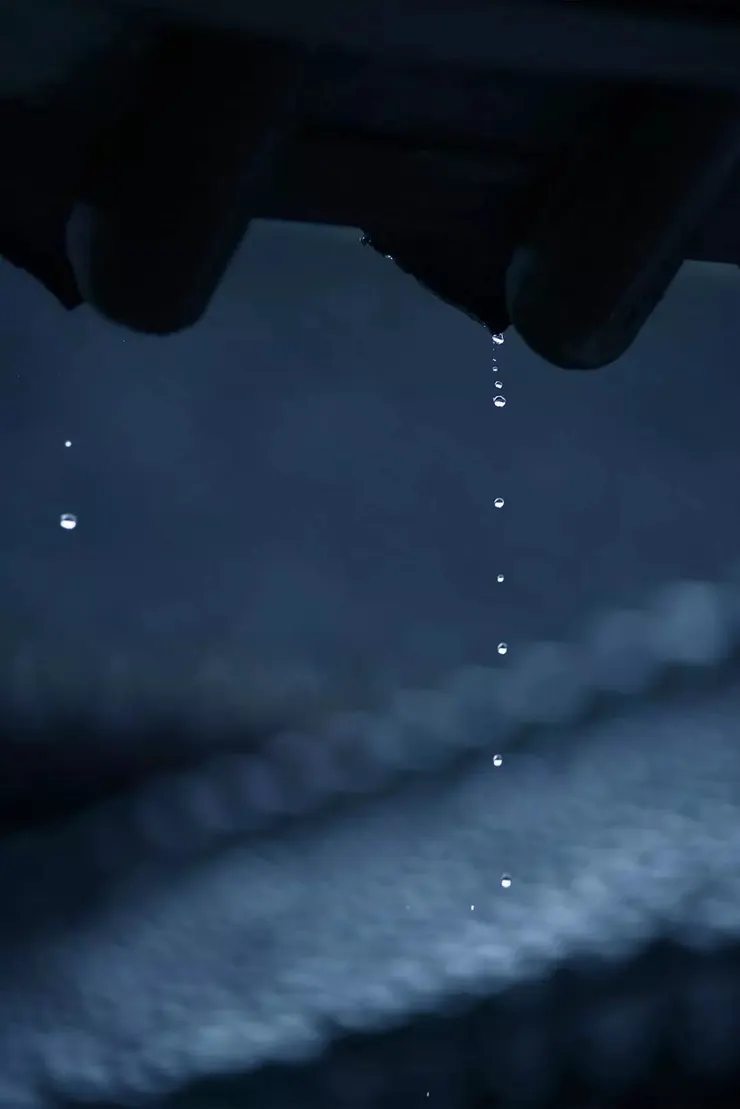一串滴落的水珠，問是否琉璃贈予？