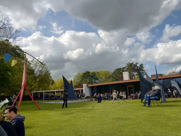 咖啡廳前的這塊草坪十分受歡迎