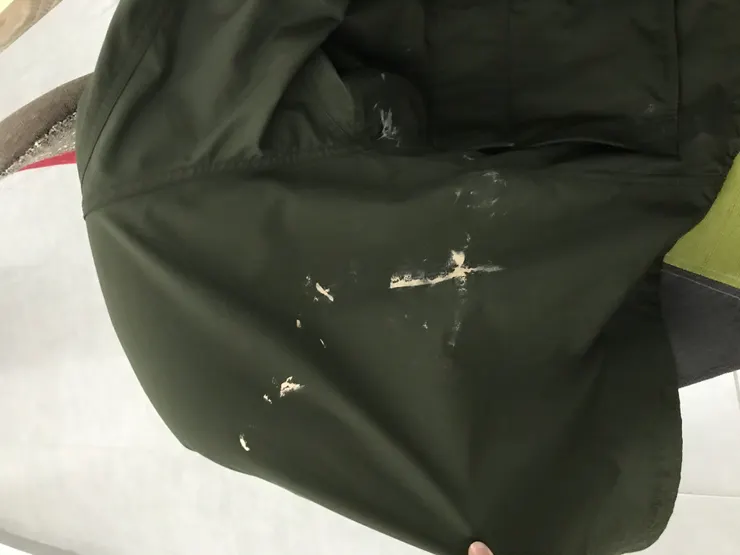 這是我在德國買的唯一一件防寒外套啊！買最小號還太大啊！你媽的！