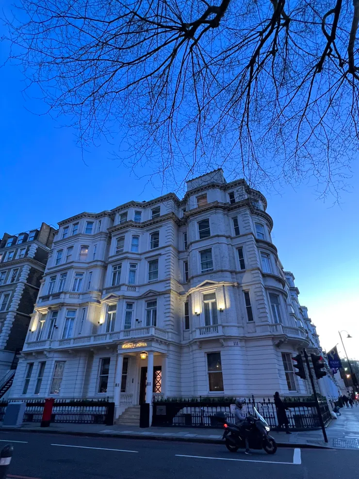 地鐵站出來,走幾分鐘就可以到達旅館