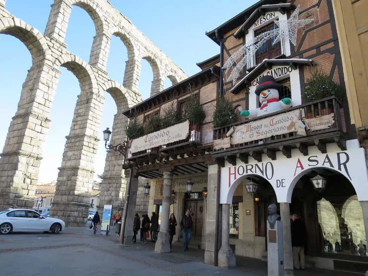 位於水道牆橋旁邊的康迪多，是當地相當出名的烤乳豬餐廳