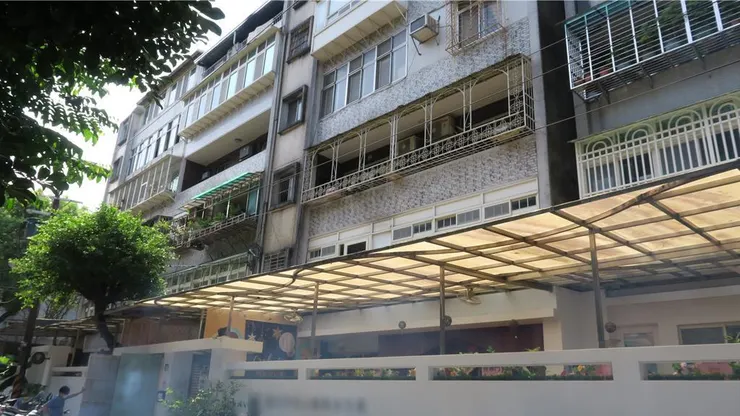 新店明德路社區增設電梯前。（新北市城鄉局提供）