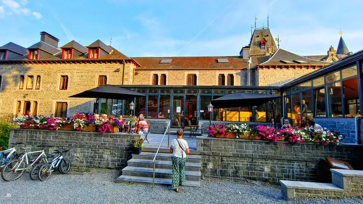 【Radhadesh的接待中心與餐廳，後者規模應較帕布創建初期大許多。】