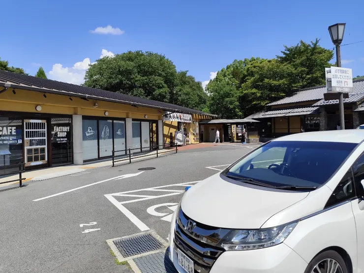 停車場最右側，就是通往東大寺的路