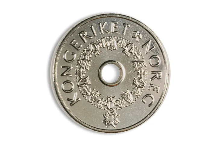 5挪威克朗硬幣。正面圖案為挪威皇家聖奧拉夫勳章 (Royal Norwegian Order of Saint Olav)