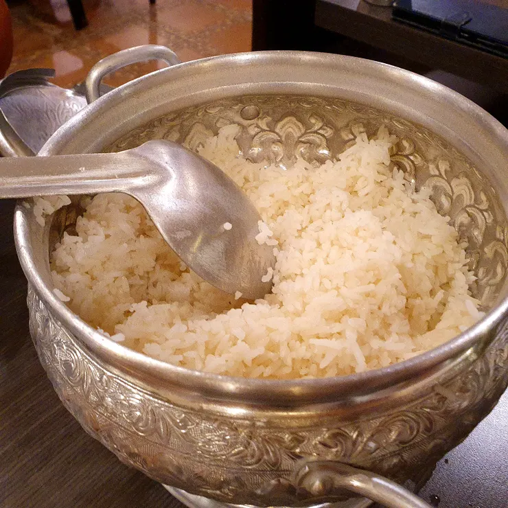 最早白飯是附贈的,但後來一個人需要酌收一些費用了