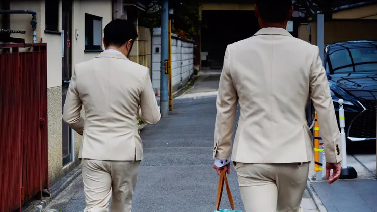 往京都祇園拍婚攝的路上，幫新人倆留下醚味的背影。