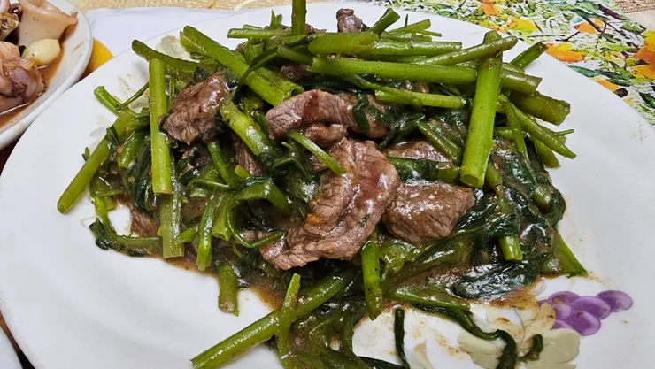 這是我媽做的牛肉炒空心菜!超級好吃!